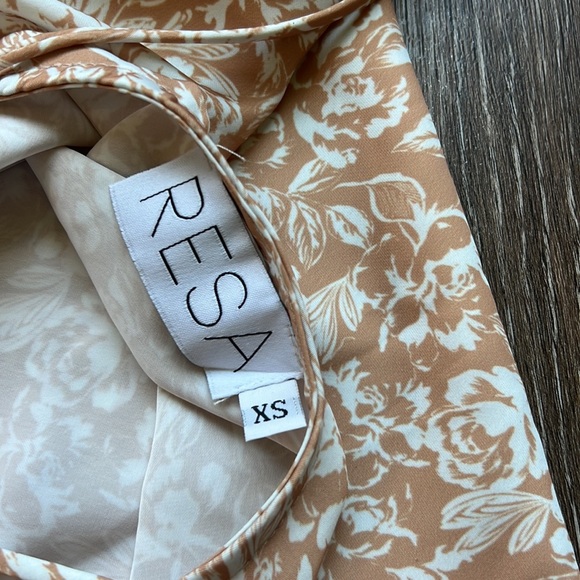 Resa - Madison Slip Dress Size XS Open Back Tan White Floral Maxi Slit - Picture 6 of 7